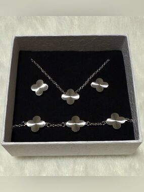 Four Leaf Clover 18K Goldplated Silver Jewelry Set
(Necklace,Bracelet&Earrings)